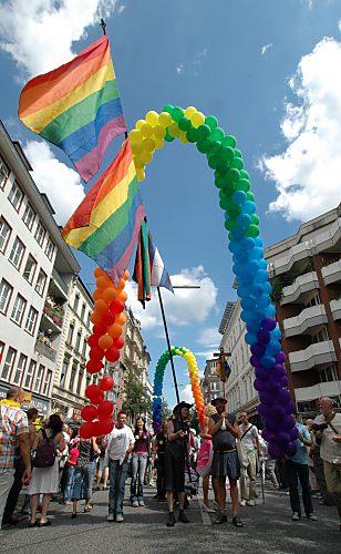 011_14678 - die Spitze der Parade bilden  Regenbogenfahnen als dem Symbol der Homosexuellen Bewegung und Luftballonketten in den Farben des Regenbogen.