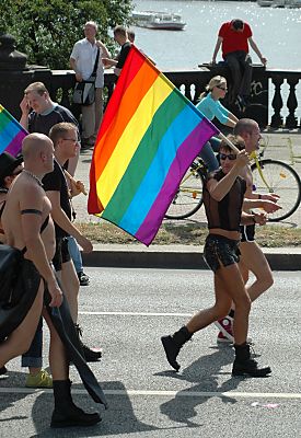011_14682- schwule Teilnehmer der Parade zum Christopher Street Day tragen die Regenbogenfahne auf der Lombardsbrcke.