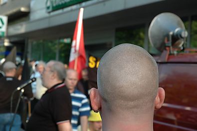 011_14230 - 50 Neonazis der NPD meinten in Hamburg Eimsbttel in der Osterstrasse eine Kundgebung zu veranstalten; Redner am Lautsprecherwagen - Skinhead (Rckseite!)