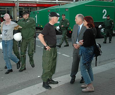 011_14242 - der Hamburger Polizieprsident Werner Janotsch beobachtet interessiert, wie seine Einsatzkrfte einen verhafteten Demonstranten abfhren. 