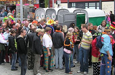 011_14219 - bis zu 400 000 Besucher stehen entlang der Strecke des Schlagermoves (Reeperbahn Hafenstrasse); es wird sehr viel getrunken - die wenigen ffentlichen Toiletten haben grossen Andrang wg. Harndrang.