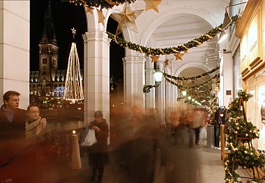 11_15258 - Passanten in den weihnachtlich geschmckten Alsterarkaden; Blick durch einen der Bgen zum Rathaus.