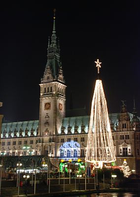 11_15260 - beleuchteter Rathausturm und ein Lichtbaum auf dem Rathausplatz.