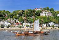 3016 Historisches Segelschiff auf der Elbe vor Hamburg Blankenese - Elbstrand und Sllberg mit Husern. Blankenese ist ein im Jahr 1301 erstmals urkundlich erwhntes, ehemaliges Fischerdorf an der Elbe. Der Name Blankenese kennzeichnete frher den